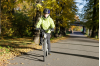 Pojke cyklar på väg. Pojke cyklar på väg.