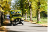 Ambulansen kommer och den åker ganska fort. För att alla ska se att de kommer slår de på blåljus och sirener. Ambulans kommer åkandes med blåljus.