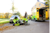 I ambulansen arbetar en ambulanssjukvårdare och en sjuksköterska. Ambulanspersonalen undersöker genom att känna på olika ställen på kroppen. Ambulanspersonalen undersöker pojke på marken.