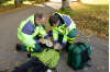 De frågar också olika saker för att få reda på så mycket som möjligt hur pojken mår. Det är viktigt att ta reda på vad som har hänt och var det gör ont. Ambulanspersonalen pratar och undersöker pojken.