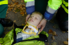 Man sätter alltid på en nackkrage när någon råkat ut för en allvarlig olycka. Om nacken är skadad vill man inte att det ska bli värre när man ska lyftas in i ambulansen och åka till sjukhuset. Ambulanspersonalen sätter på nackkrage på pojken.