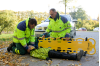 Pojken läggs sedan på en spineboard. En spineboard är en slags lång platta som gör att ryggraden hålls rak och stabil. Pojke läggs på spineboard.