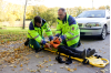 Eftersom man misstänker att den här pojken har brutit armen sätter man på en vacuumkudde. Ambulanspersonalen sätter på en vacuumkudde på armen