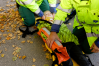 Om man har väldigt ont behöver man inte vänta tills man kommer till sjukhuset för att få medicin. Ambulanspersonalen kan ge dig medicin direkt. Pojke ligger på spineboard med nackkudde och vacuumkudde på armen.