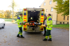 Ambulanspersonalen lyfter över pojken på en bår och sedan in i ambulansen. Har man mamma, pappa eller någon annan med sig får de självklart också följa med. Ambulanspersonalen lyfter upp pojken.