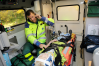 Personalen ringer till Akademiska barnsjukhuset och talar om att en pojke är på väg in. Ambulanspersonalen ringer till barnsjukhuset och meddelar att pojke är på väg.