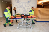På väg till barnakuten. Ambulansenpersonalen gåendes i korridoren mot barnakuten.