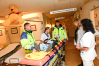 Där väntar en läkare och en sjuksköterska. På barnakuten tar man hand om dig så att du ska må så bra som möjligt och få den hjälp du behöver. Sjuksköterskor och ambulanspersonal står runt pojken.