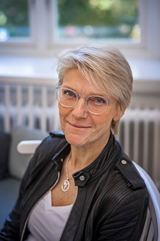 Sjukhusdirektören sitter lutad mot en vägg