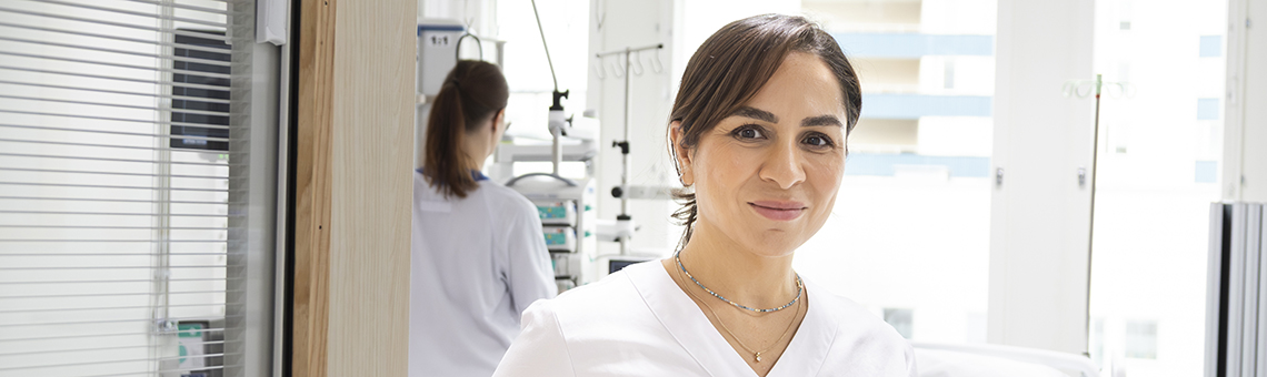 Medarbetare på brännskadecentrum öppnar dörr till avdelningen.