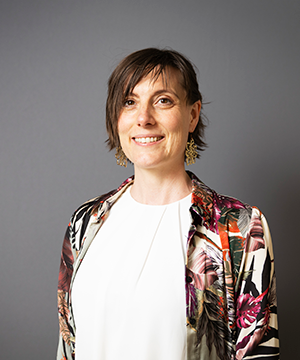 Kim ler mot kameran